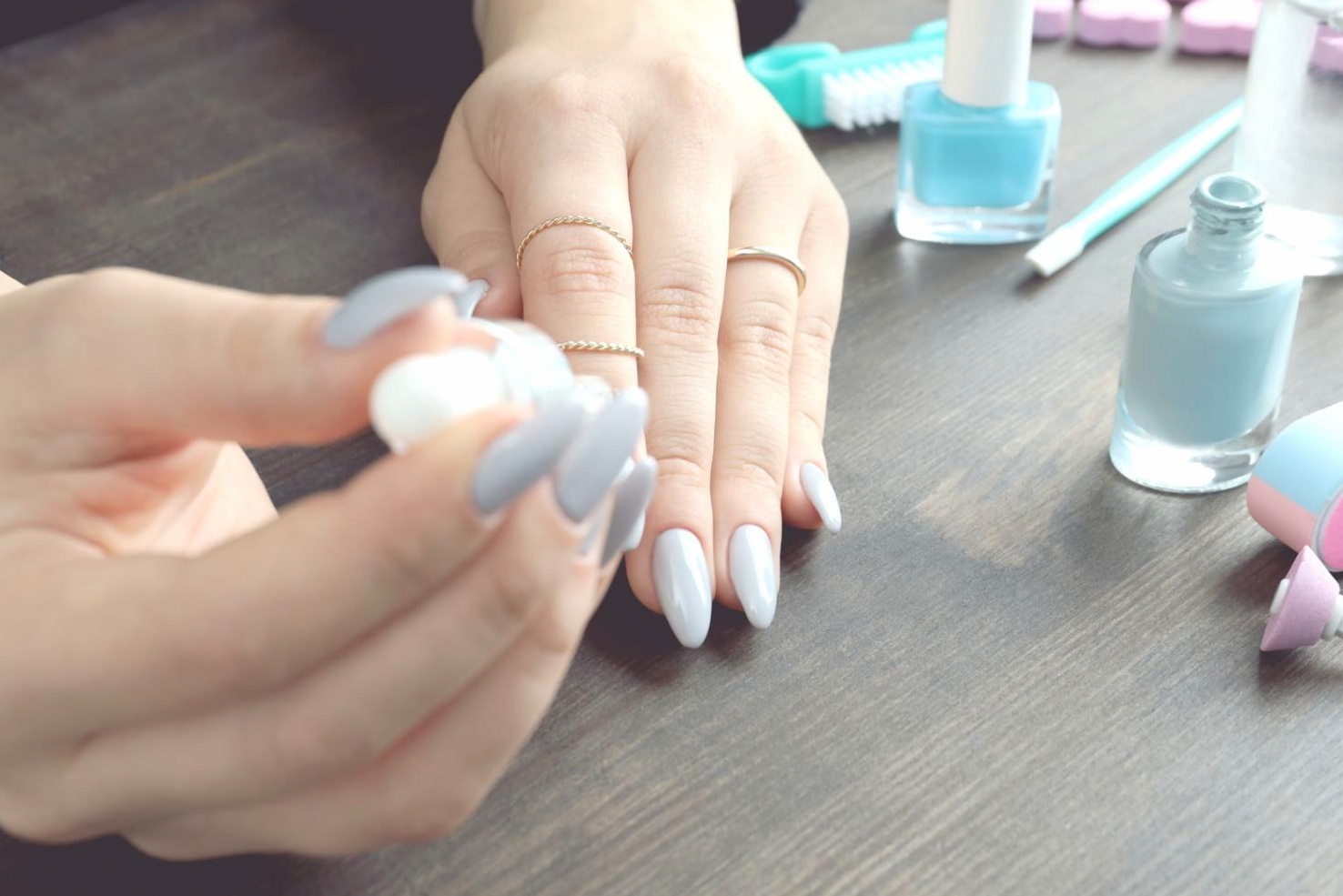Nahaufnahme einer Nageldesignerin bei der Arbeit