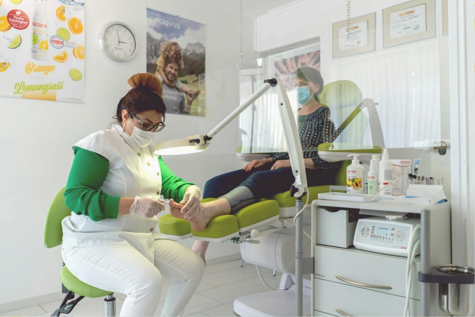 Detailaufnahme einer Nagelverlängerungstechnik