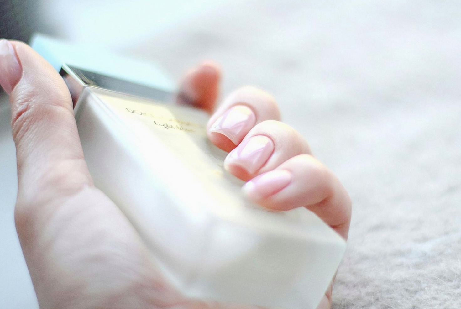 Nahaufnahme einer professionellen Nagelverlängerung in einem Studio